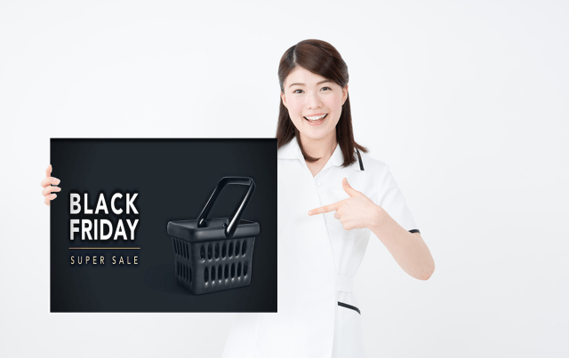 BLACK FRIDAYセールの告知を指さす女性の画像