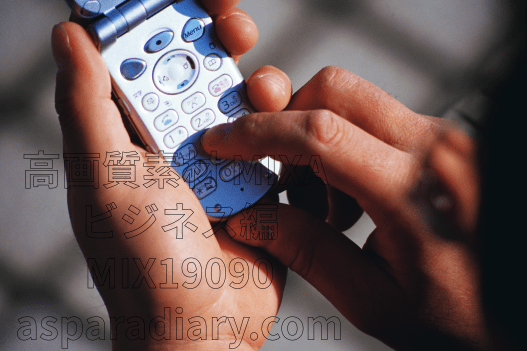高画質素材 MIXA ビジネス編「MIX19090.JPG」を使用 ガラパゴス携帯を使って連絡をしようとしている人の古めかしき画像