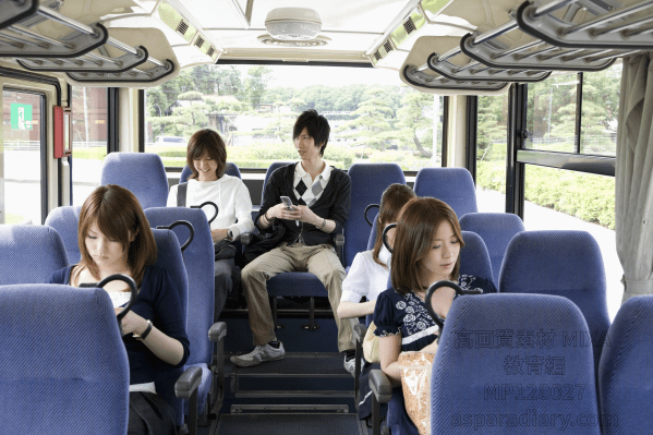 高画質素材 MIXA 教育編「MP128027.JPG」を使用 大学の通学にバスを利用している人の画像