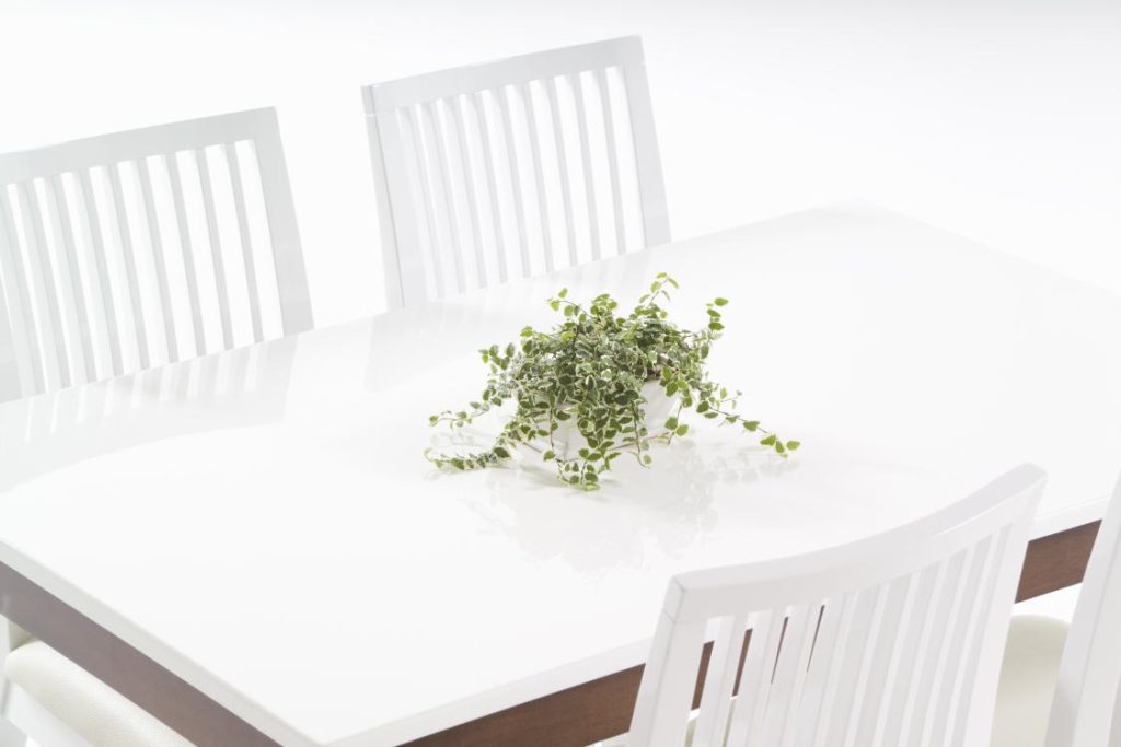 高画質素材 MIXA 小物・インテリア・家具編「シンプルな家具」より白いテーブルの写真